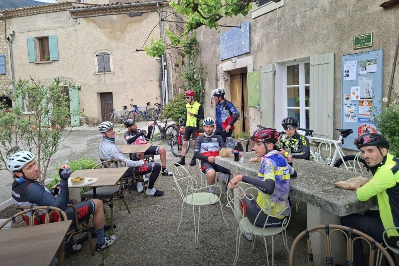 Ventoux 2026 - Petite pause pour boire un coup
